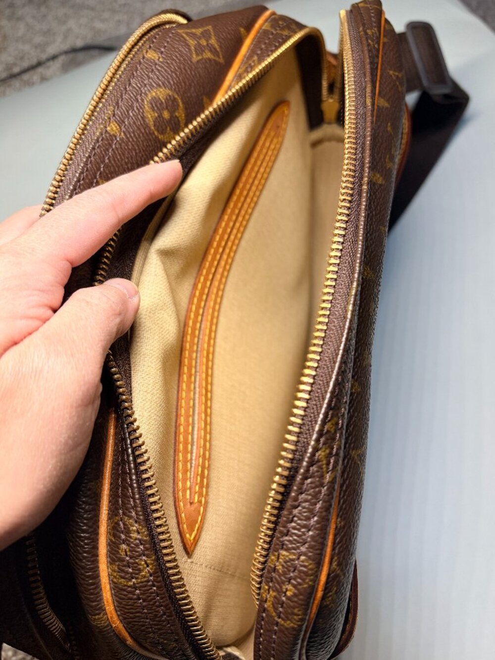 Authentic Louis Vuitton Monogram Reporter PM Shoulder/Crossbody Bag - Picture 4 of 10
